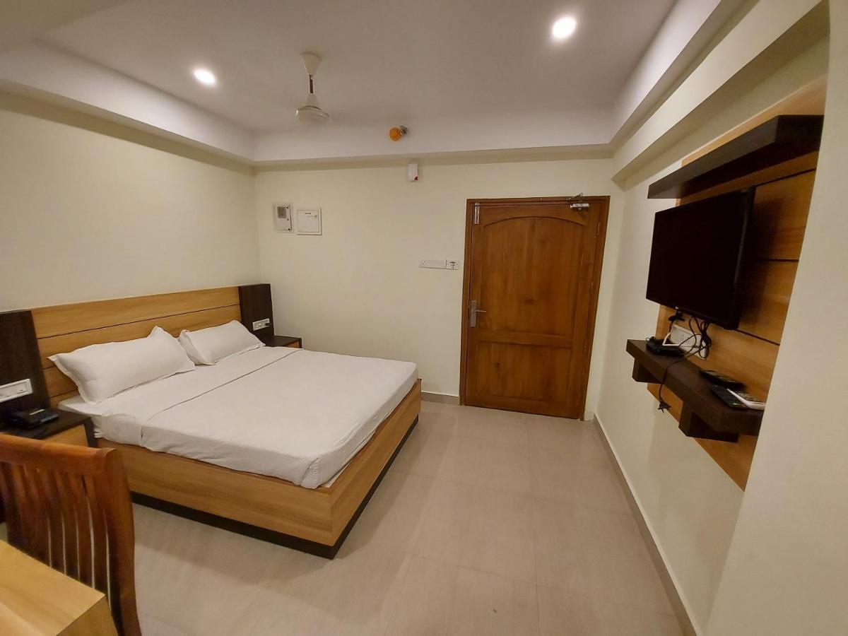Hotel Sree Gokulam Apartments Guruvayur Bagian luar foto